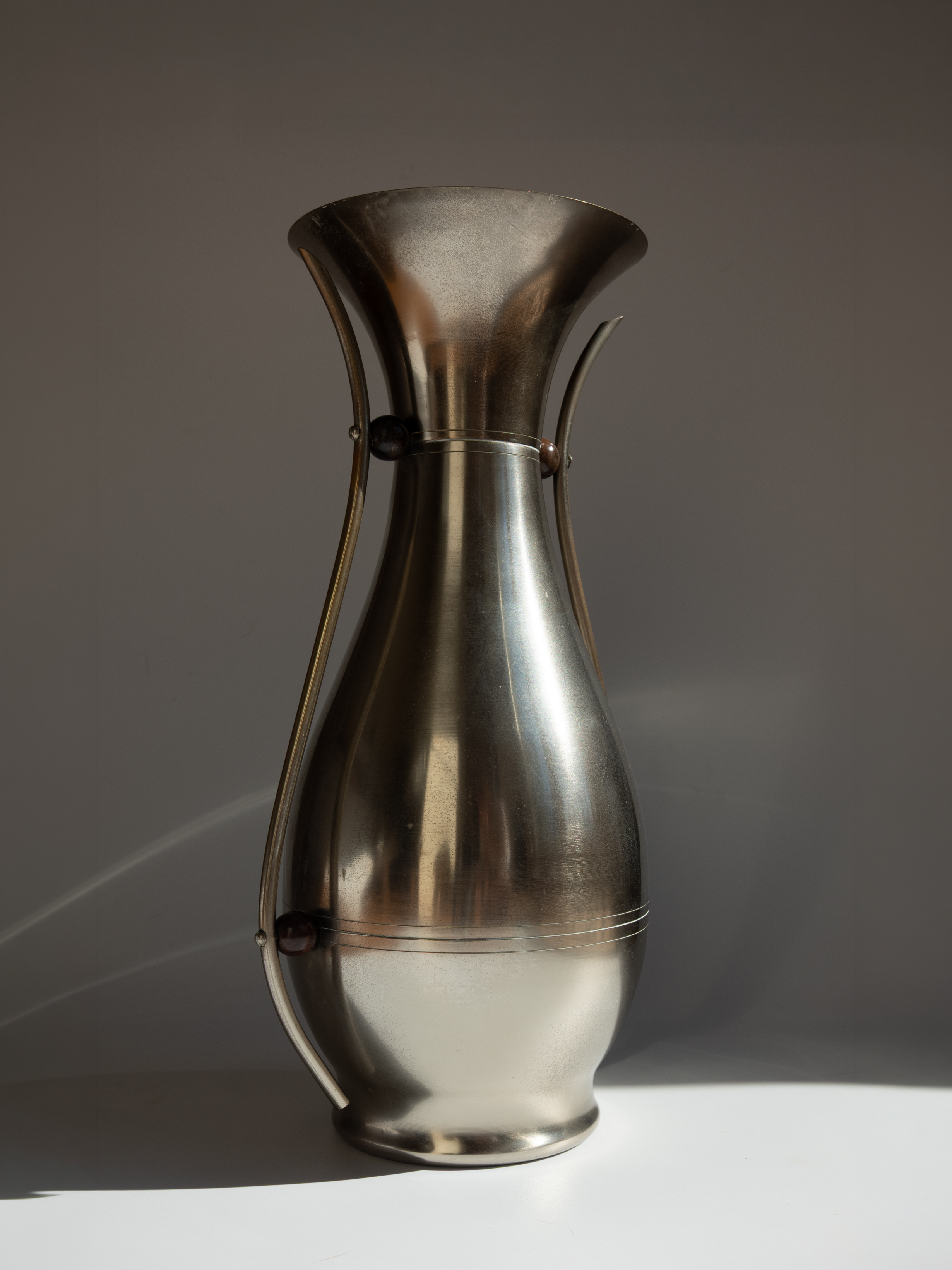 Vase en métal à deux anses Dovo avec perles en bois