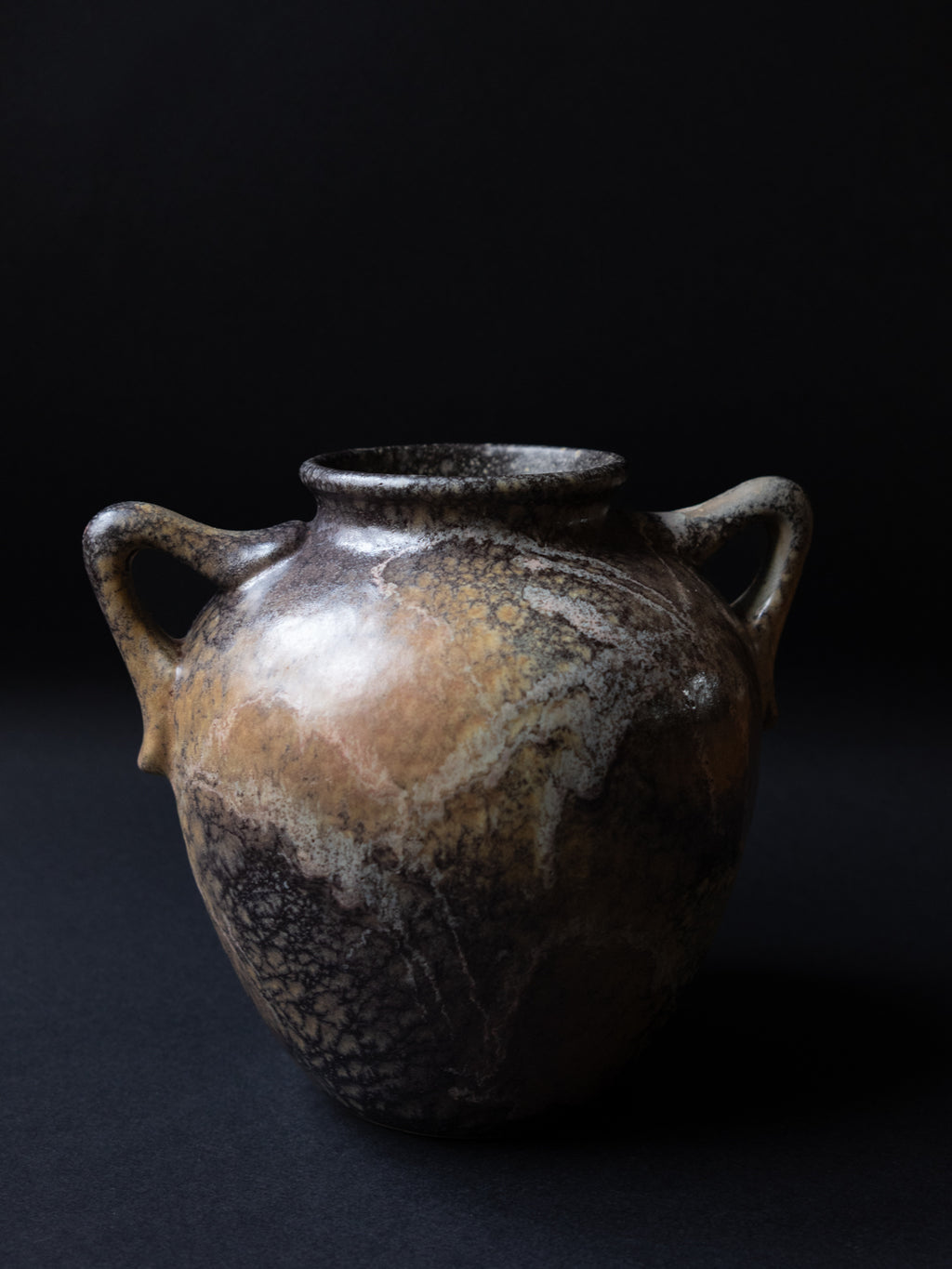 Vase amphore sculptural en émail de lave