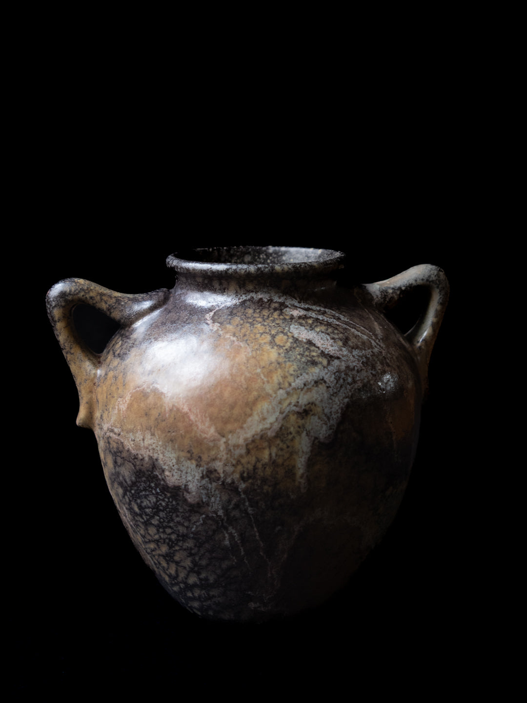 Vase amphore sculptural en émail de lave