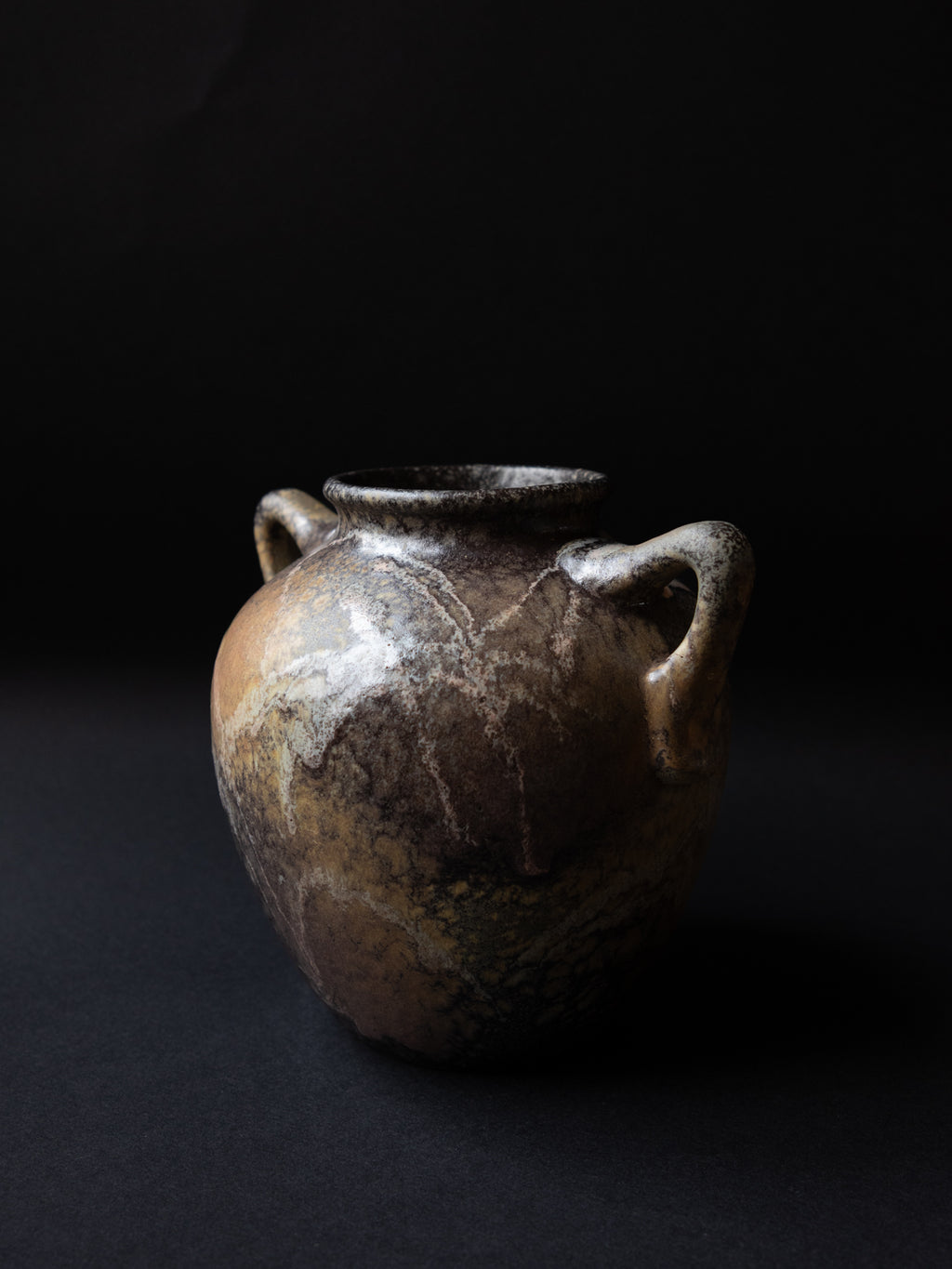 Vase amphore sculptural en émail de lave
