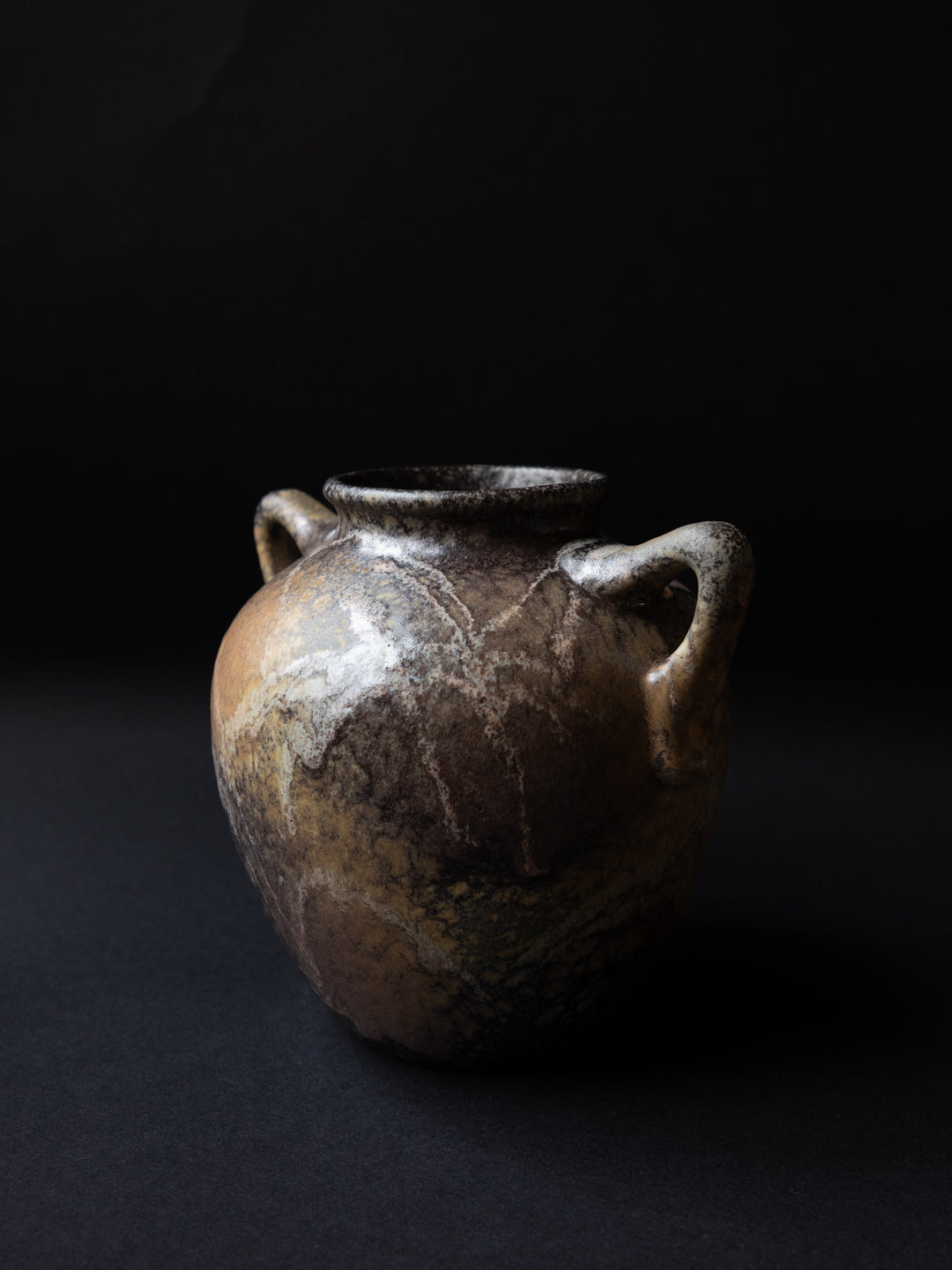 Vase amphore sculptural en émail de lave