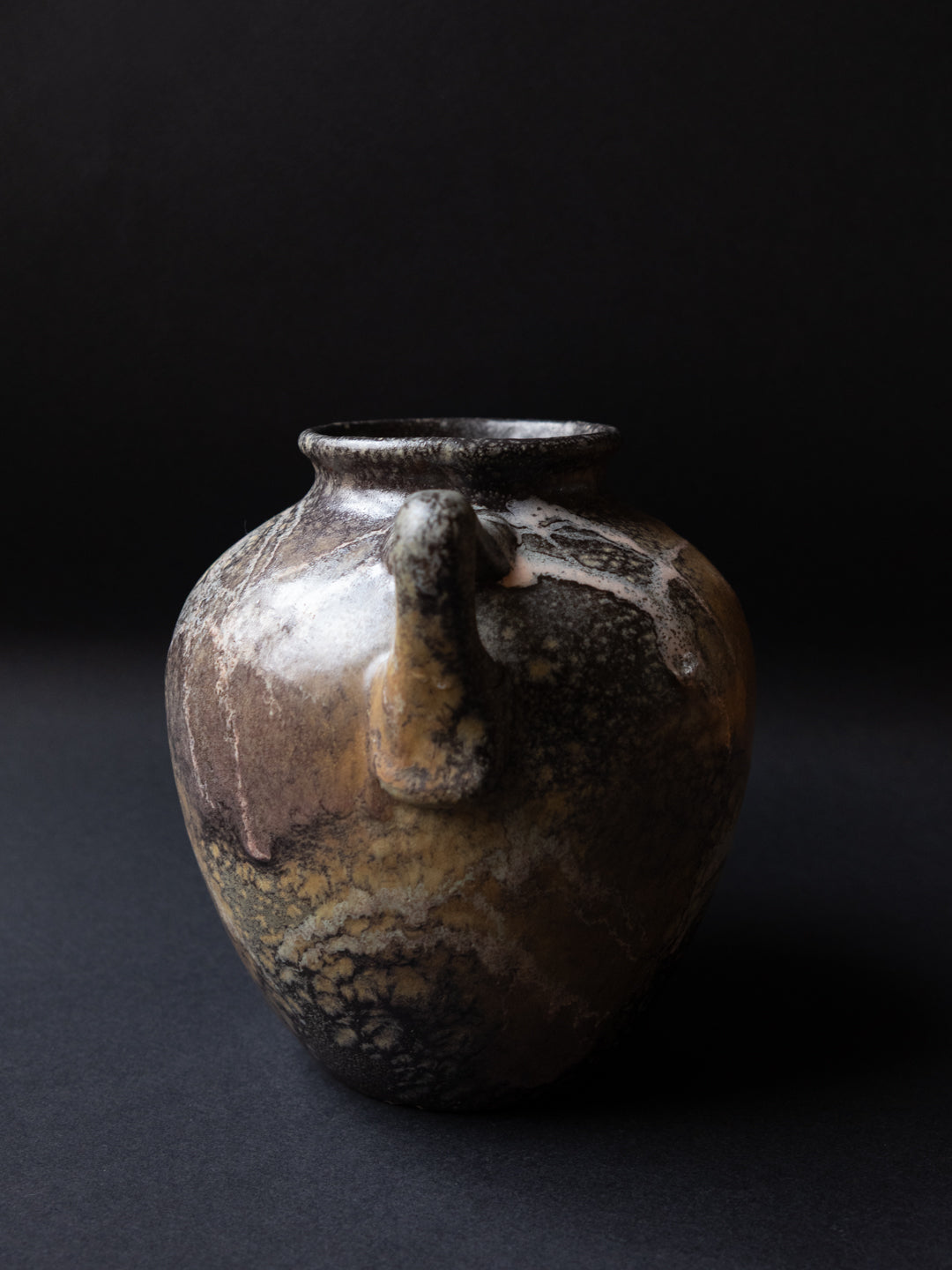 Vase amphore sculptural en émail de lave