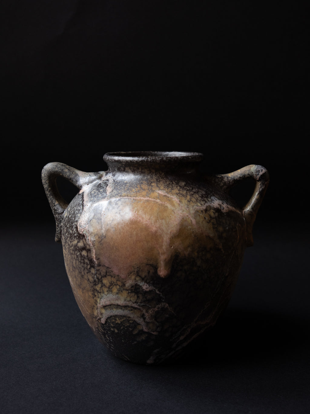 Vase amphore sculptural en émail de lave