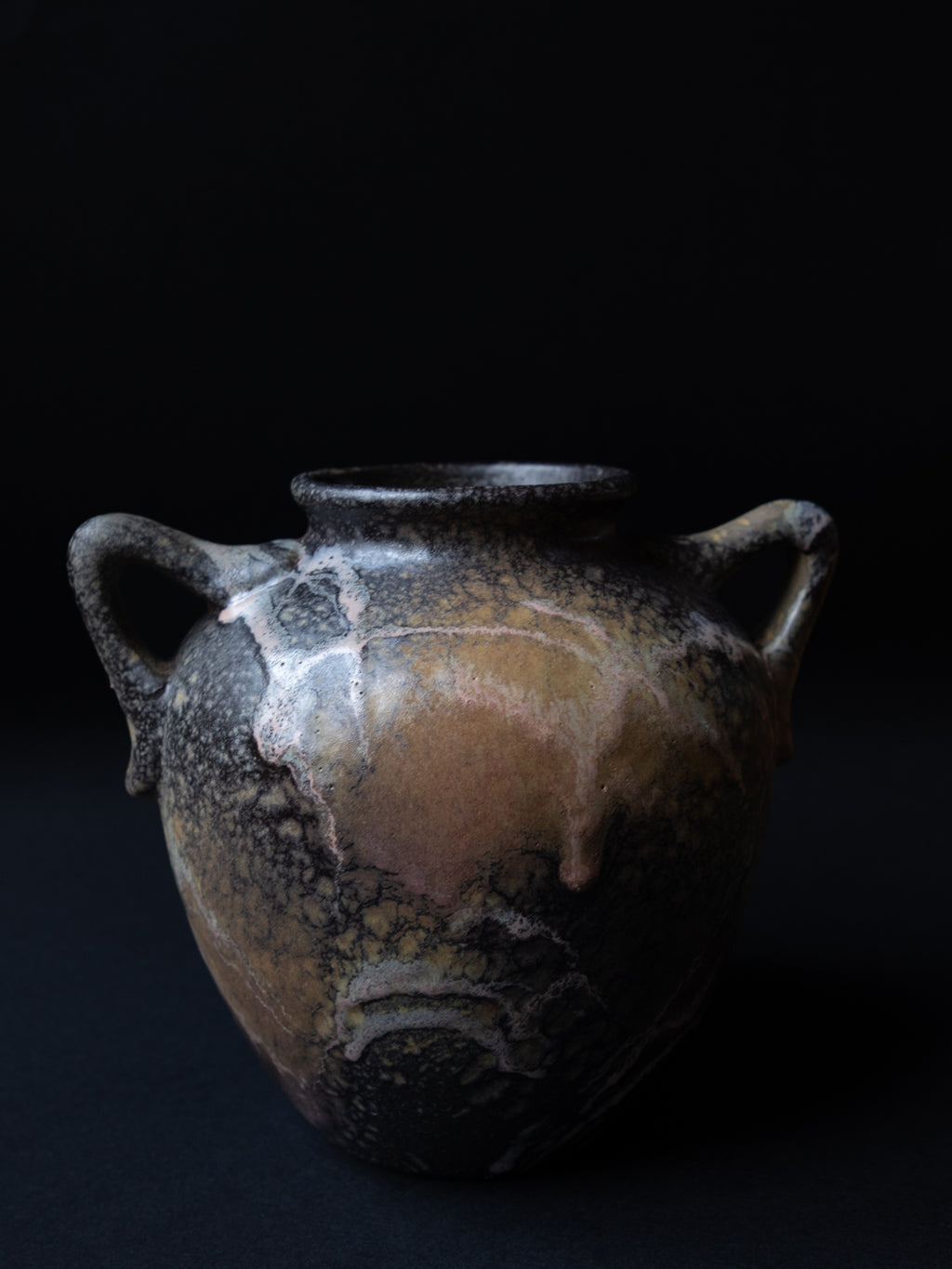 Vase amphore sculptural en émail de lave