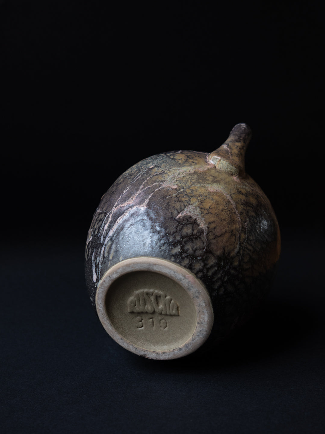 Vase amphore sculptural en émail de lave