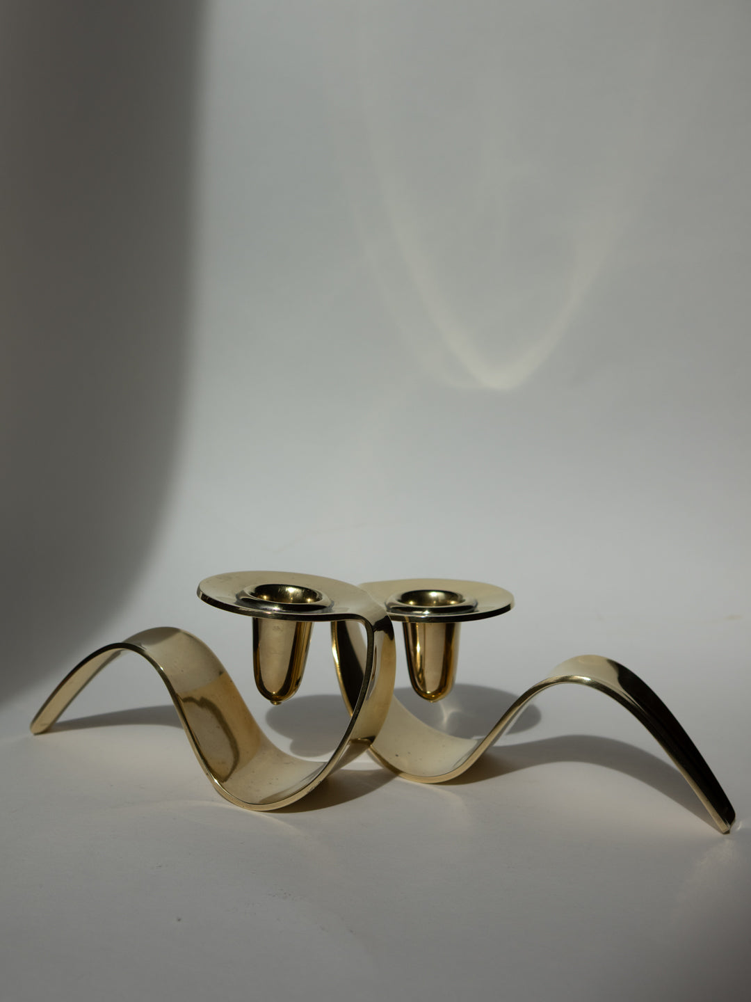 Paire de rares chandeliers en laiton de Carl M. Cohr