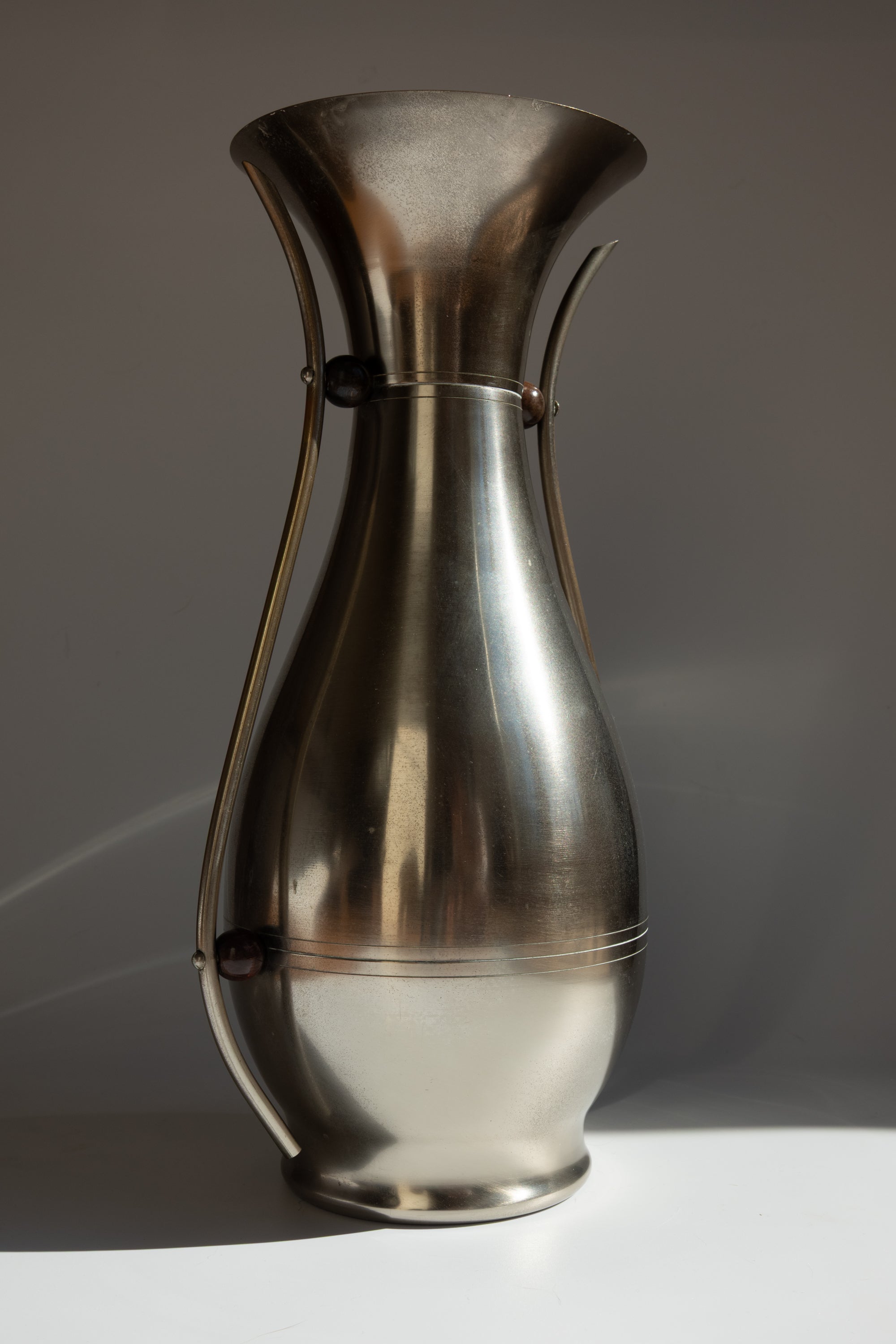Vase en métal à deux anses Dovo avec perles en bois