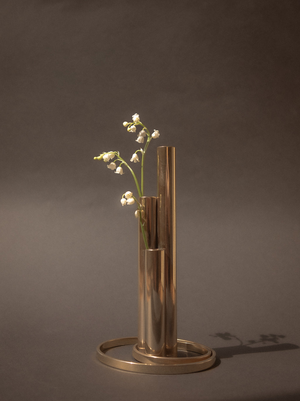 Vase soliflore plaqué or 24 carats italien — Design tubulaire triple moderniste, vers 1970