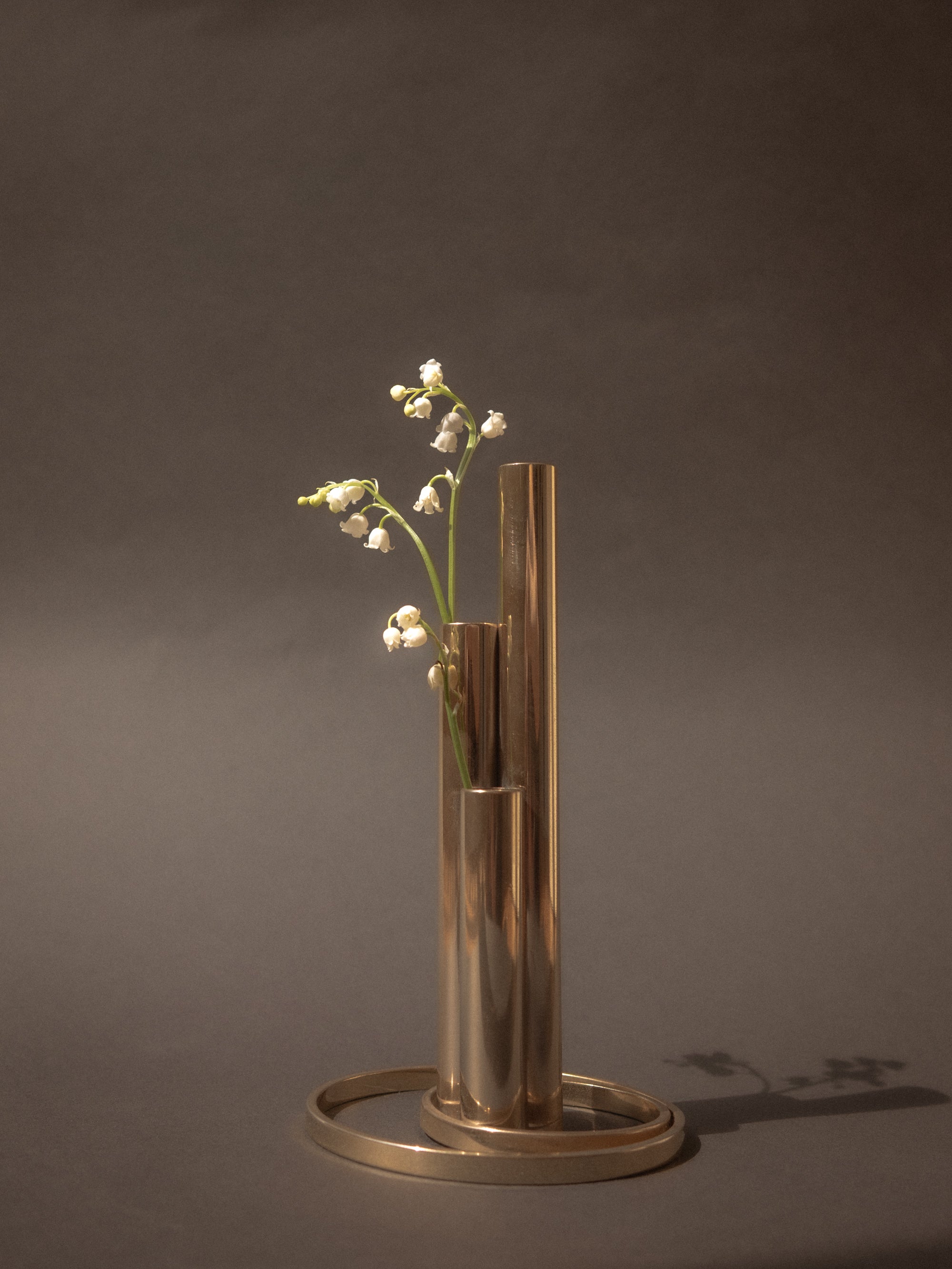 Vase soliflore plaqué or 24 carats italien — Design tubulaire triple moderniste, vers 1970