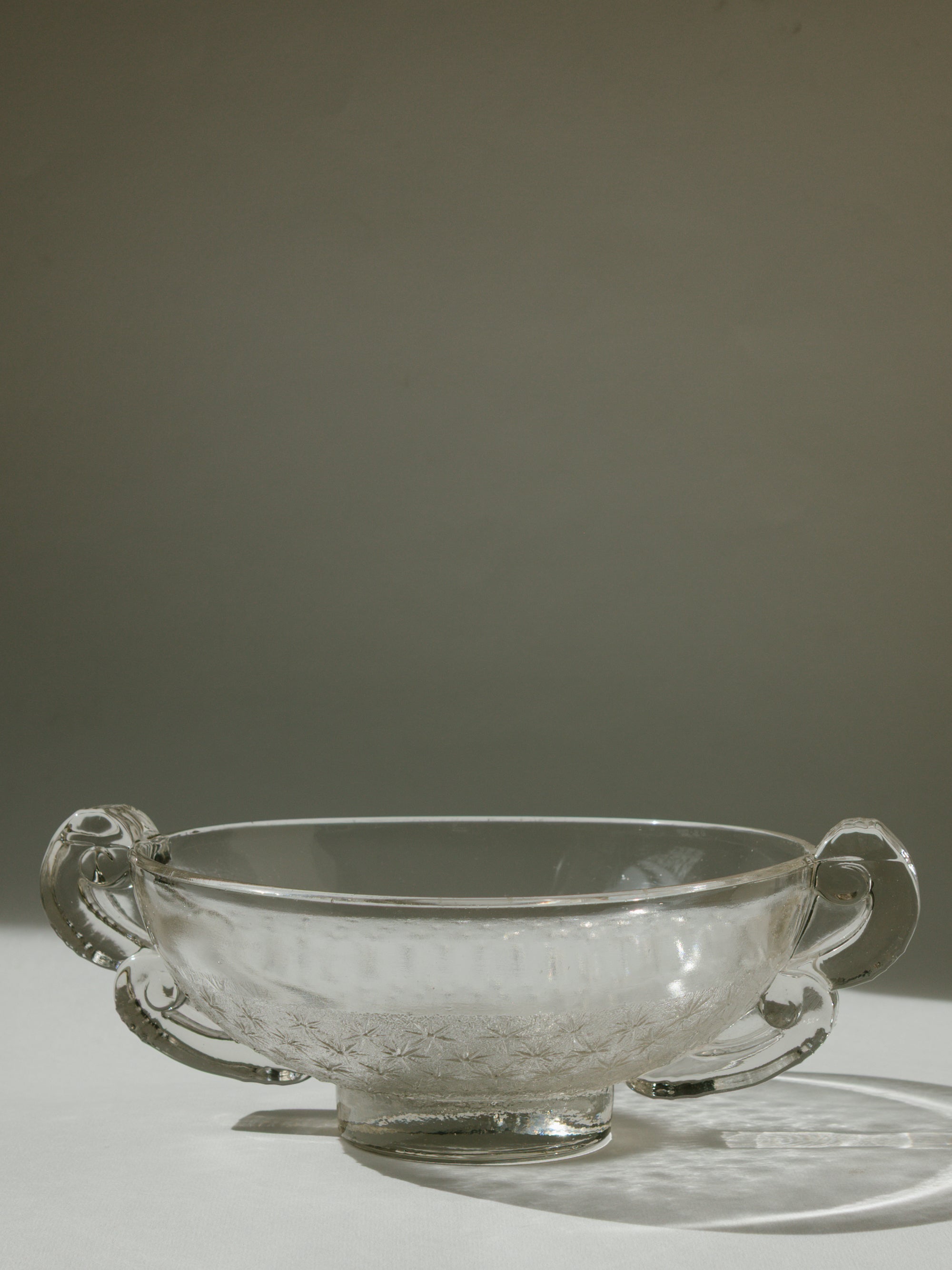 Coupe centre de table Art Déco en verre "Starburst" avec poignées en volutes — Attribuée à Daum par Pierre D'Avesn - France, vers les années 1930