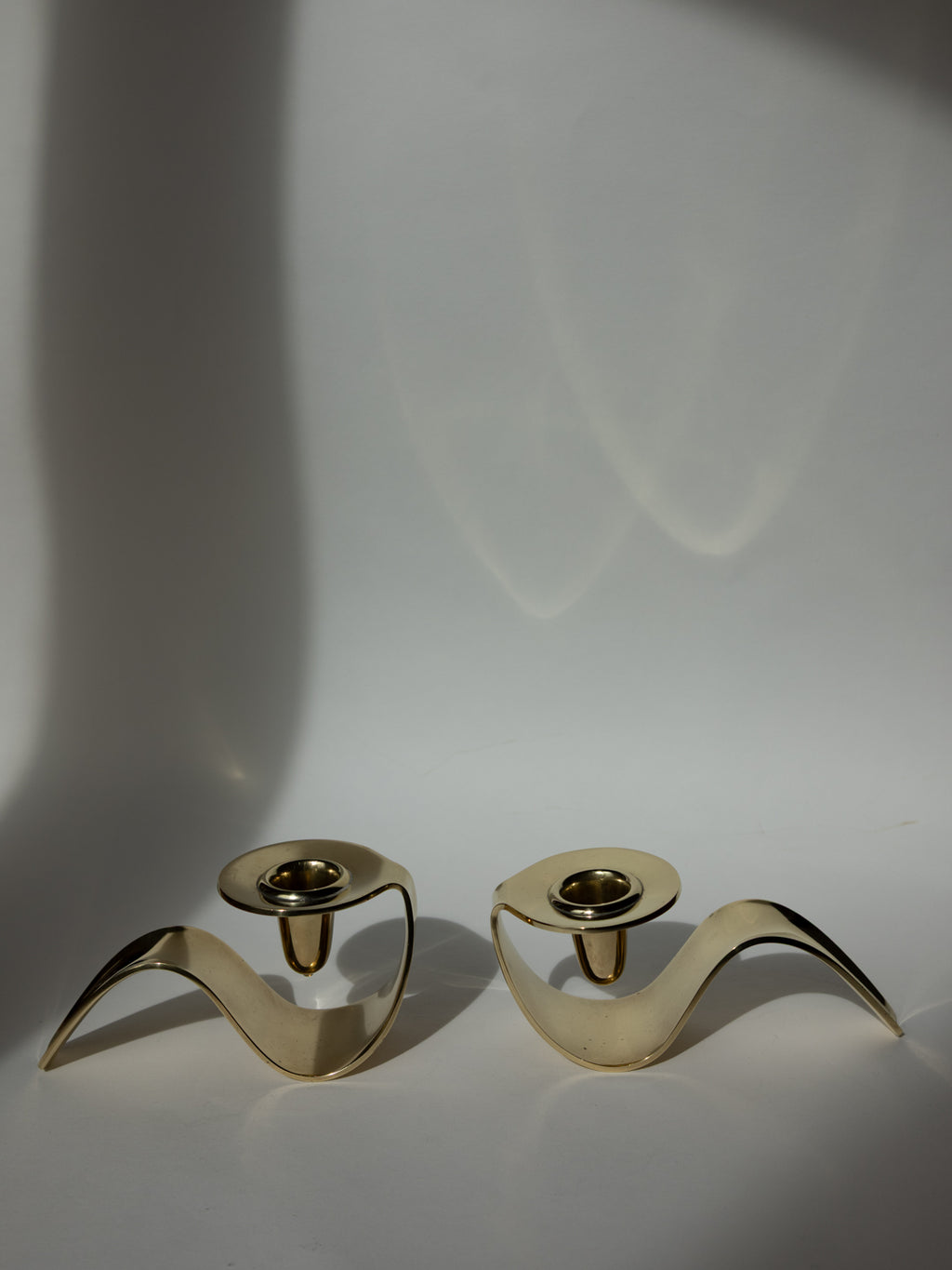 Paire de rares chandeliers en laiton de Carl M. Cohr