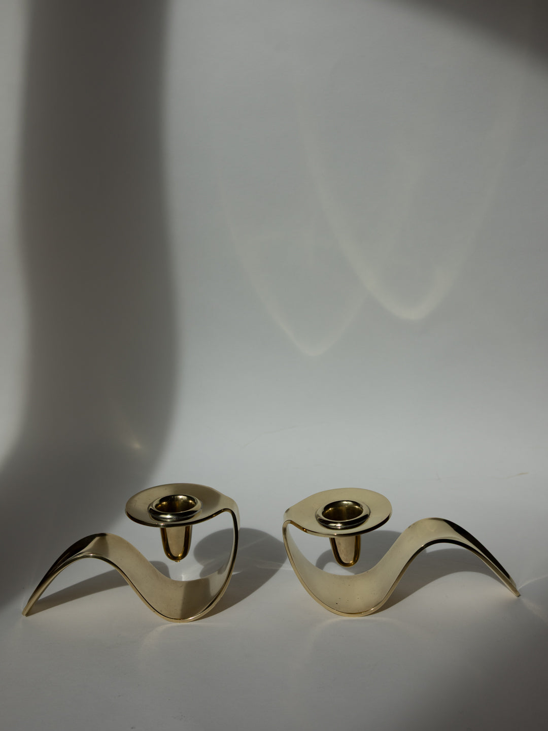 Paire de rares chandeliers en laiton de Carl M. Cohr