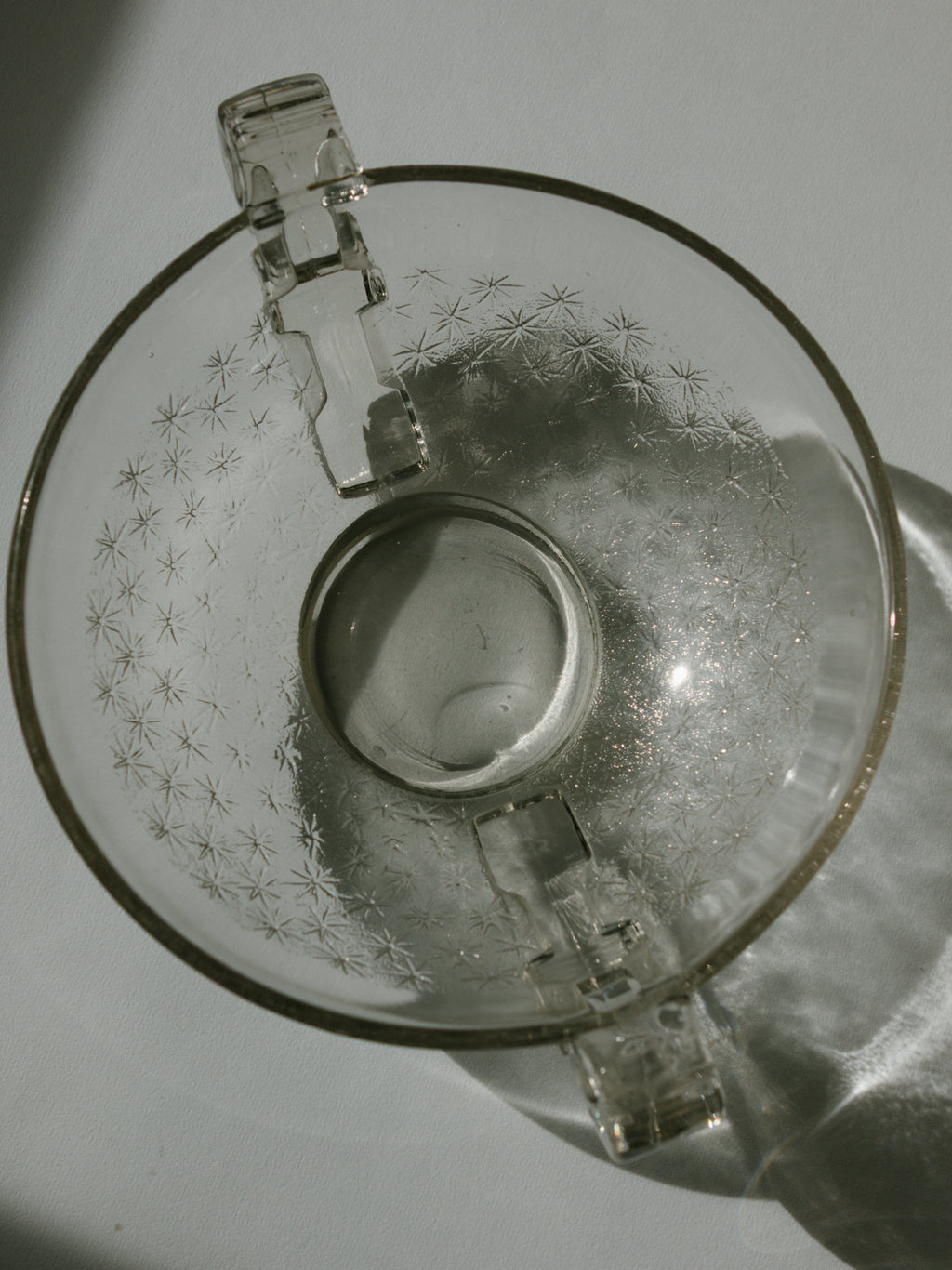 Coupe centre de table Art Déco en verre "Starburst" avec poignées en volutes — Attribuée à Daum par Pierre D'Avesn - France, vers les années 1930