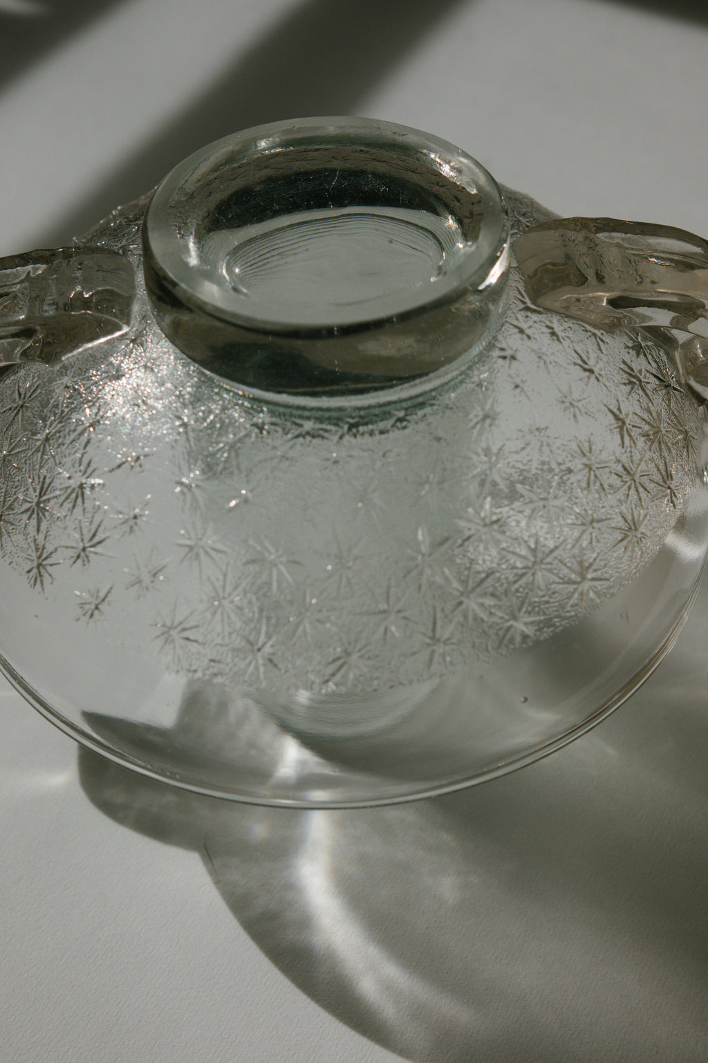 Coupe centre de table Art Déco en verre "Starburst" avec poignées en volutes — Attribuée à Daum par Pierre D'Avesn - France, vers les années 1930
