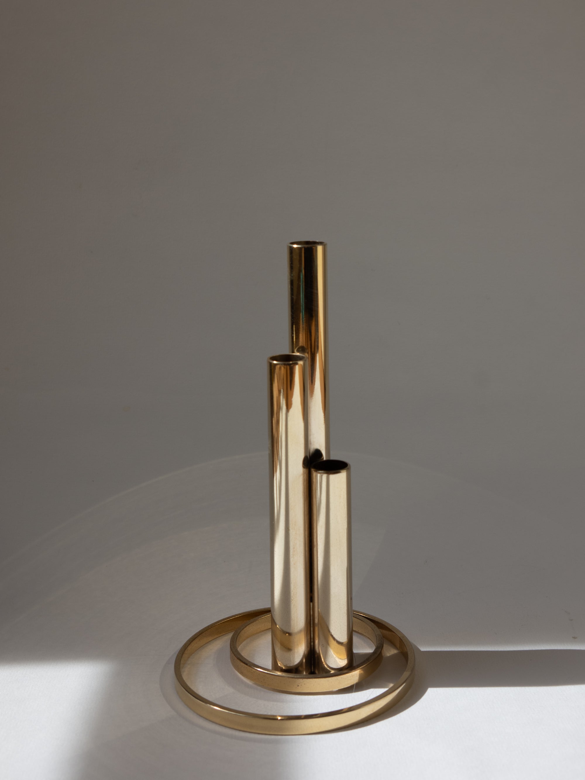 Vase soliflore plaqué or 24 carats italien — Design tubulaire triple moderniste, vers 1970
