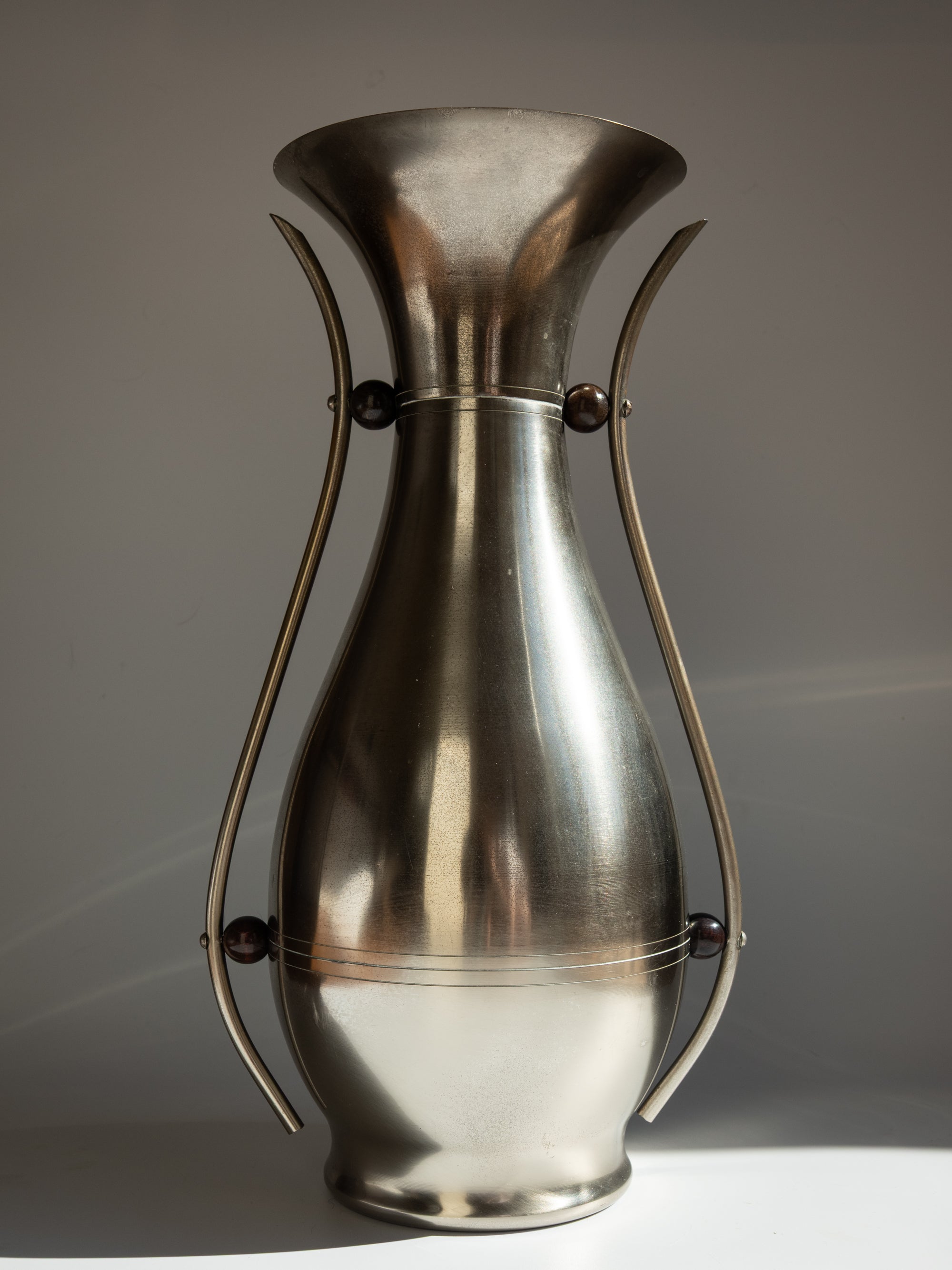 Vase en métal à deux anses Dovo avec perles en bois