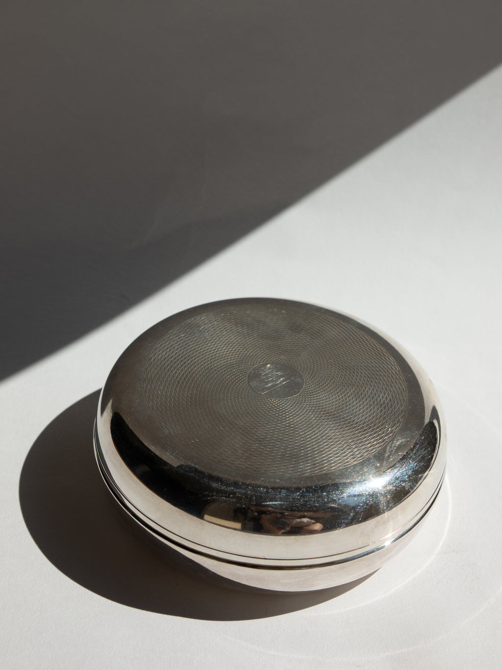 Art Deco Engine-Turned Guilloché Silver Bonbonnière with Mirror Finish, Hallmarked.