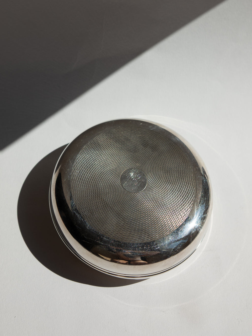 Art Deco Engine-Turned Guilloché Silver Bonbonnière with Mirror Finish, Hallmarked.
