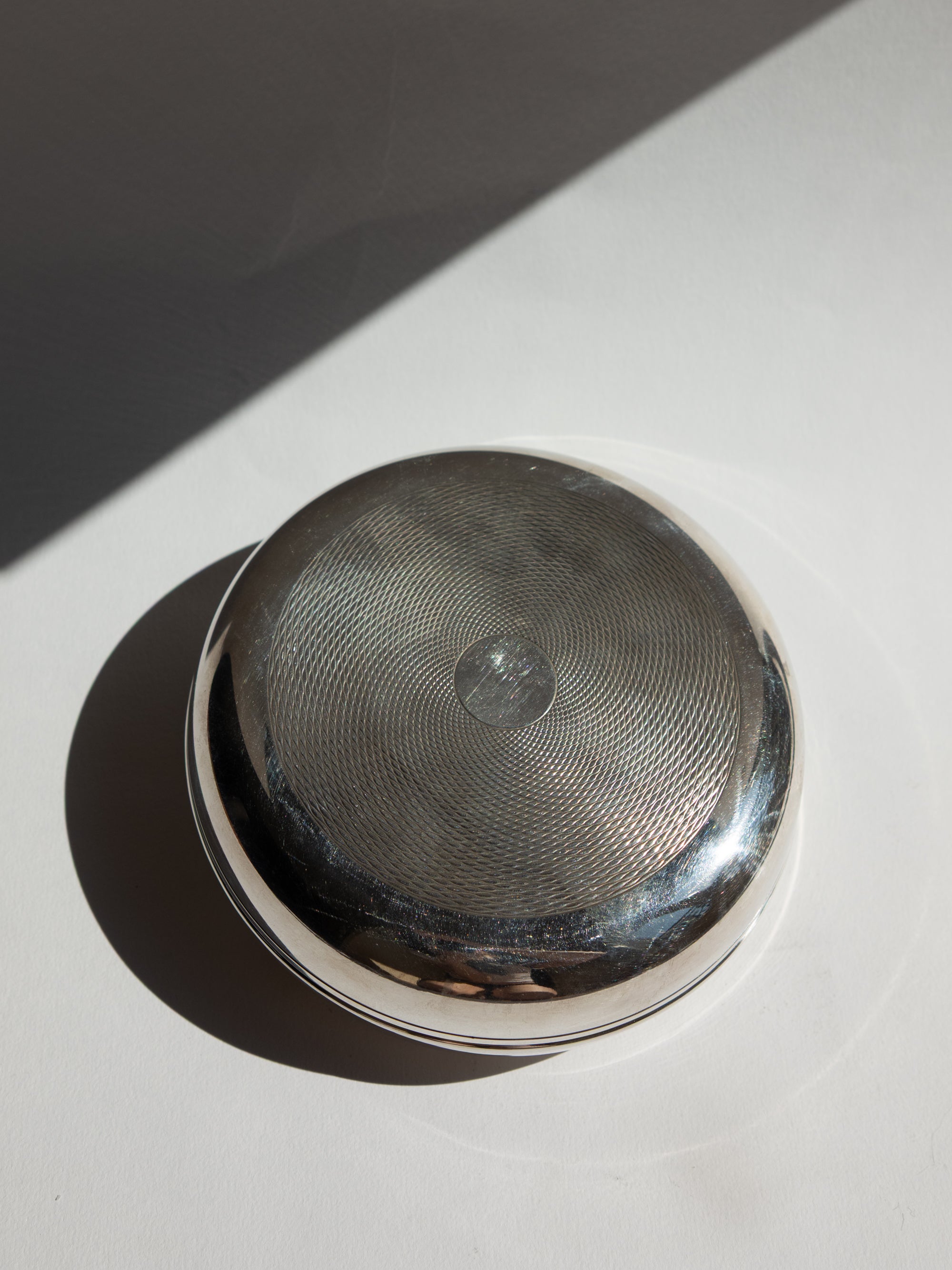 Art Deco Engine-Turned Guilloché Silver Bonbonnière with Mirror Finish, Hallmarked.