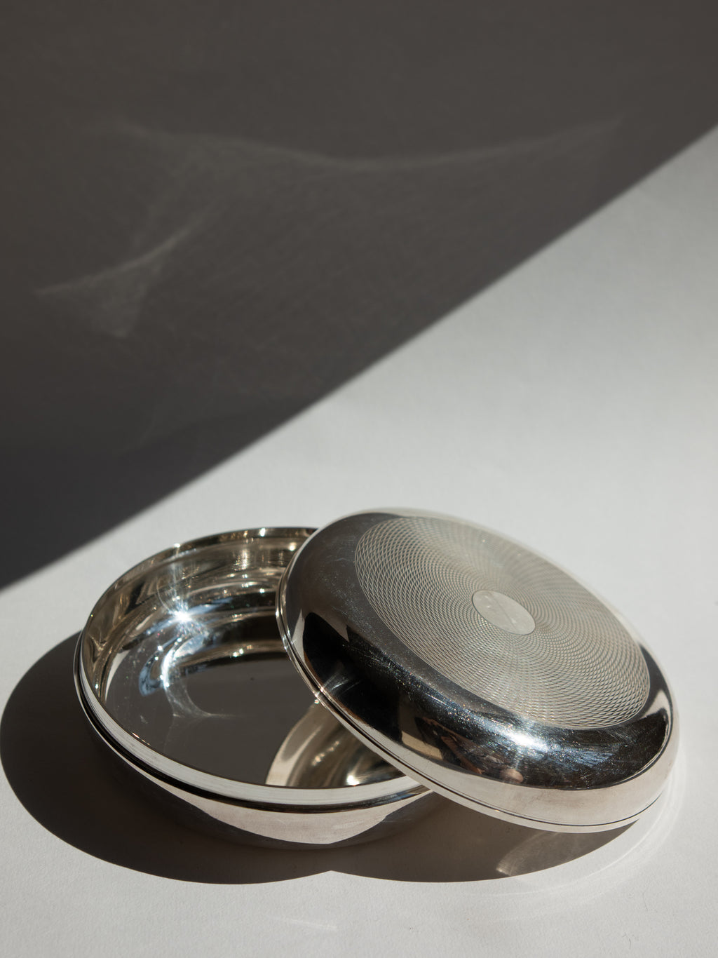 Art Deco Engine-Turned Guilloché Silver Bonbonnière with Mirror Finish, Hallmarked.