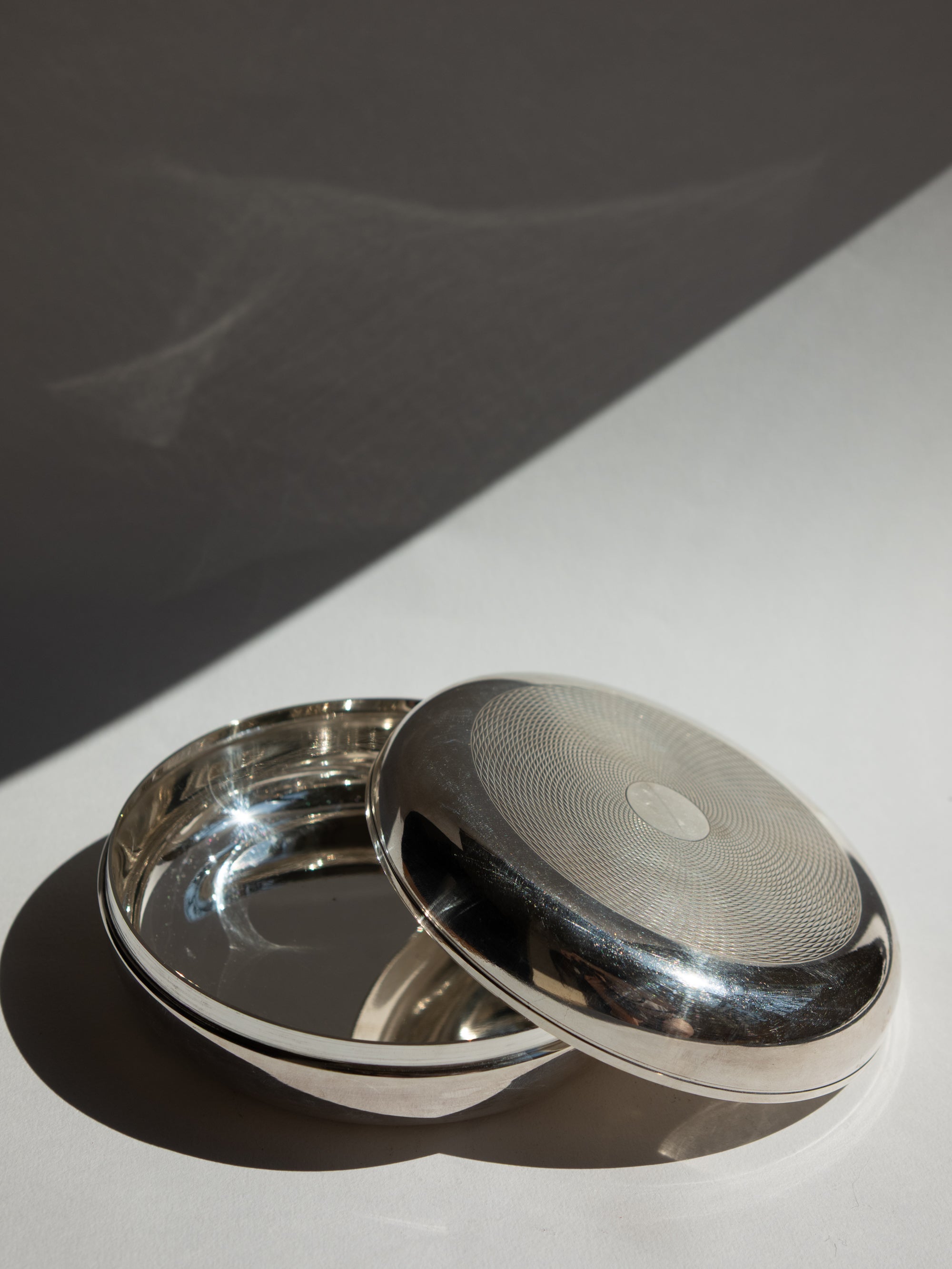 Art Deco Engine-Turned Guilloché Silver Bonbonnière with Mirror Finish, Hallmarked.