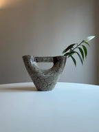 Vase sculptural en céramique brutaliste par Accolay