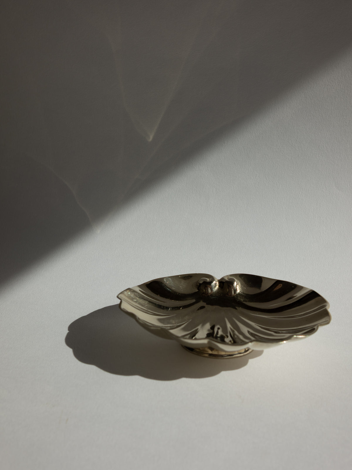 French Art Deco Polished Brass Shell Pedestal Jewellery Dish