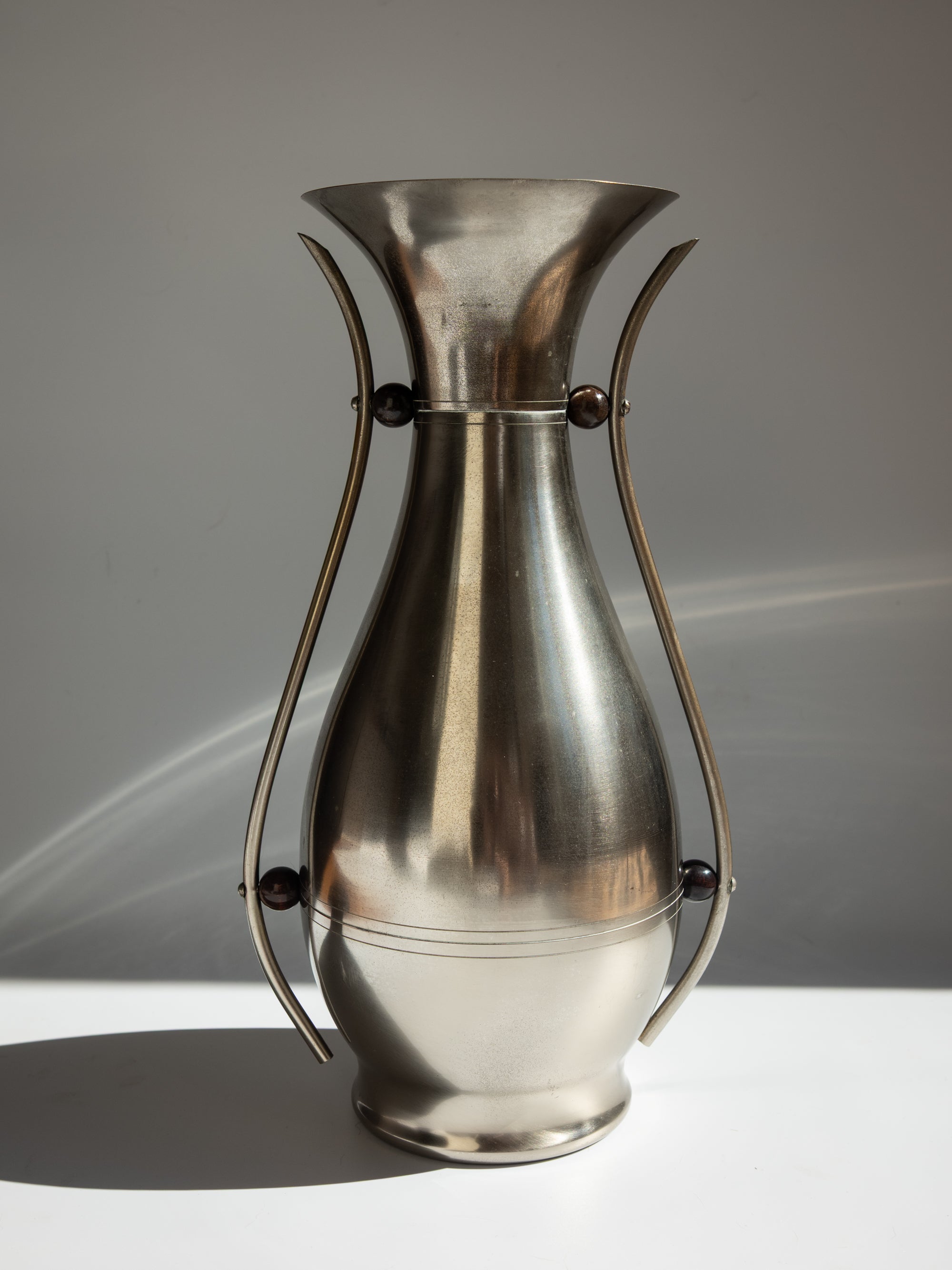 Vase en métal à deux anses Dovo avec perles en bois